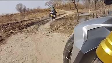 摩托车泥地骑行越野视频的预览图